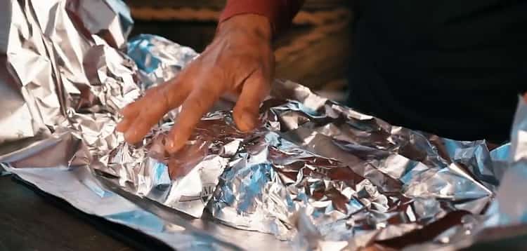 Cucinare l'intero coniglio nel forno. preparare il foglio