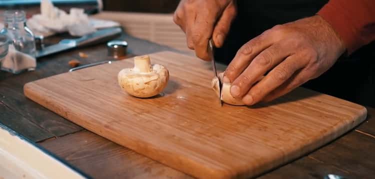 Cucinare l'intero coniglio nel forno. tritare i funghi