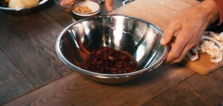 Cucinare l'intero coniglio nel forno. preparare i fagioli