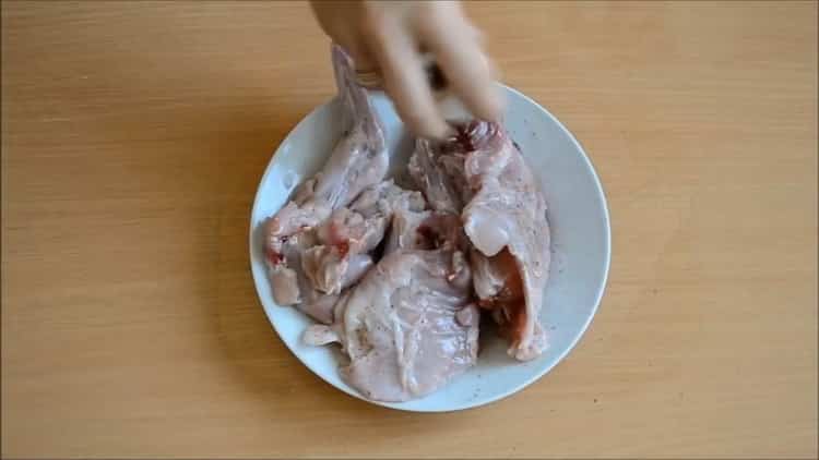 Per cucinare un coniglio in una pentola a cottura lenta, preparare la carne