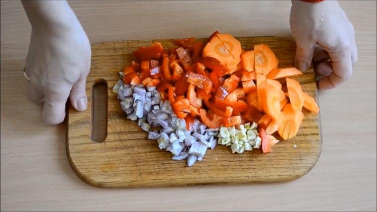 Per cucinare un coniglio in una pentola a cottura lenta, tagliare le verdure