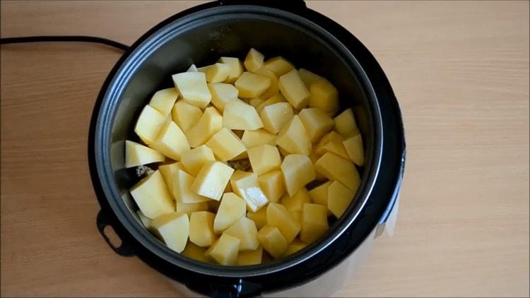 Per cuocere un coniglio in una pentola a cottura lenta, aggiungi le patate