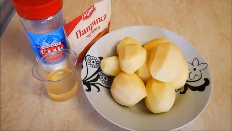 Sbucciate le patate per preparare il coniglio