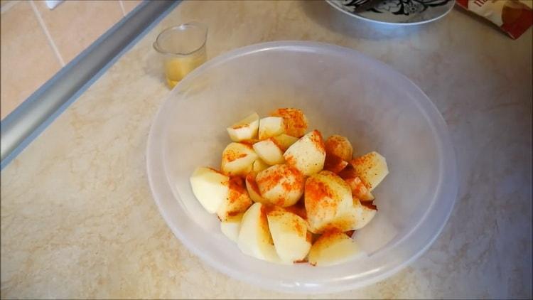 Salare le patate per preparare il coniglio