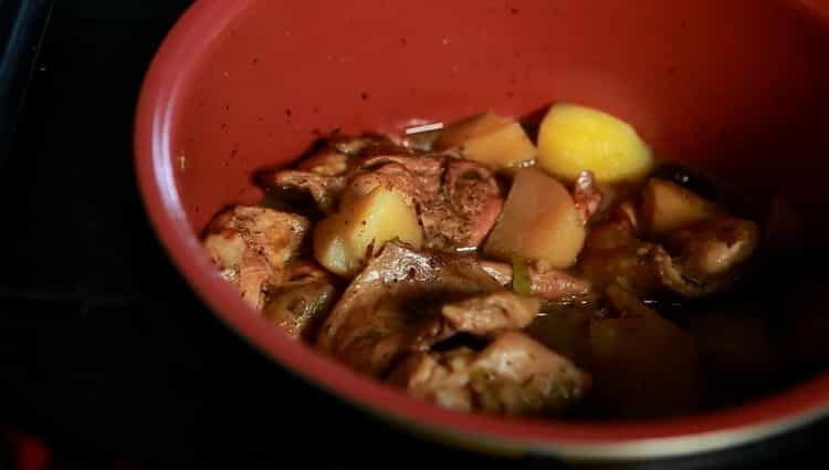 Per cuocere un coniglio con patate in una pentola a cottura lenta, mescola gli ingredienti