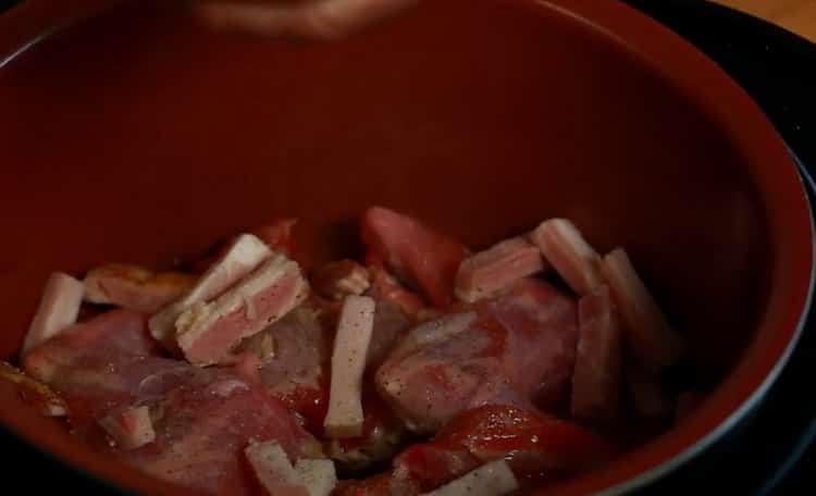 Per cuocere un coniglio con patate in una pentola a cottura lenta, unisci gli ingredienti