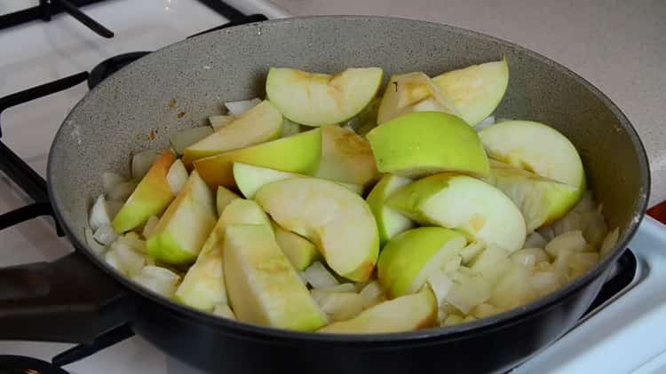 Per cucinare coniglio con prugne secche. friggere gli ingredienti