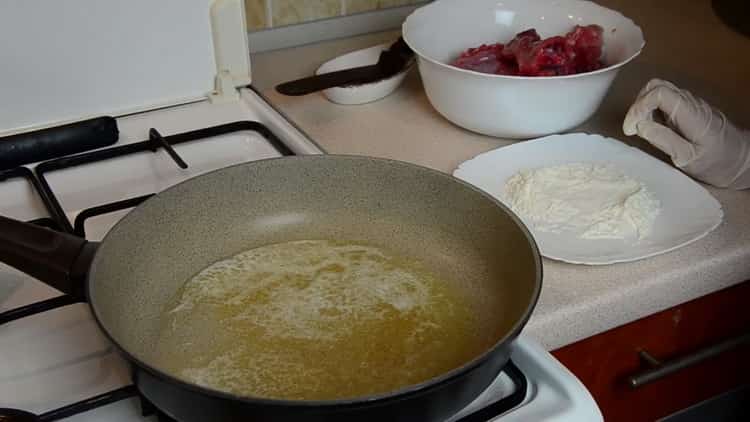 Per cucinare coniglio con prugne secche. preriscaldare la padella