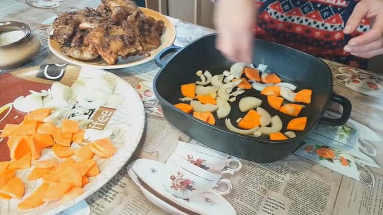 Per cucinare lo spezzatino di coniglio con le verdure, mettere la frittura