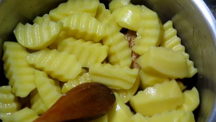 Per cucinare un coniglio in umido con verdure, tagliare le patate