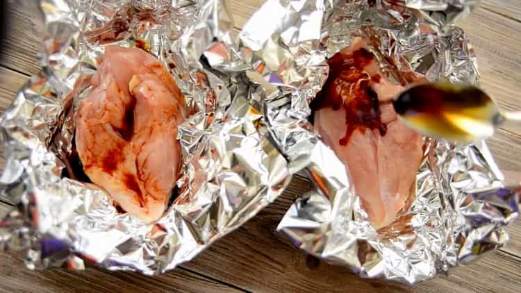 Per preparare il petto di pollo in un foglio nel forno, preparare le spezie