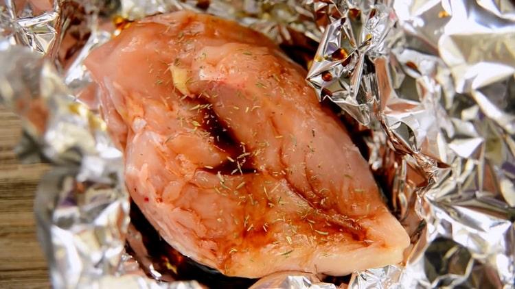 Per preparare il petto di pollo in un foglio nel forno, preparare le erbe