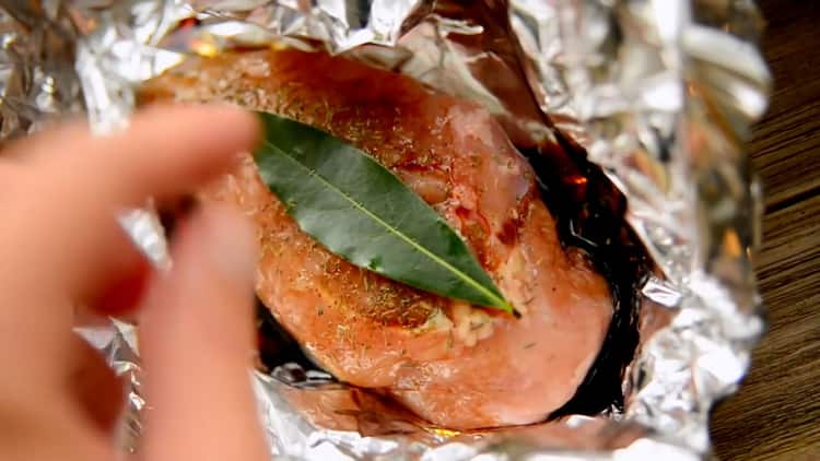 Per preparare il petto di pollo in un foglio nel forno, preparare una foglia di alloro