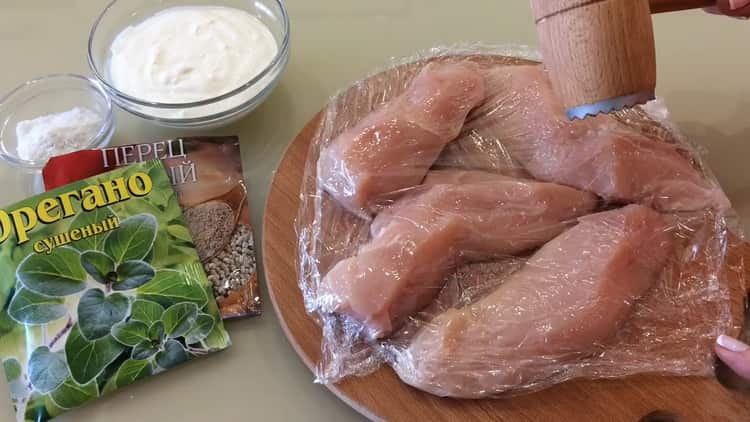 Per preparare il petto di pollo con patate al forno, prepara gli ingredienti