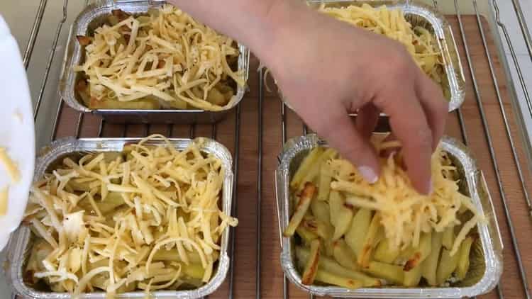 Per preparare il petto di pollo con le patate al forno, metti il ​​formaggio sulle patate