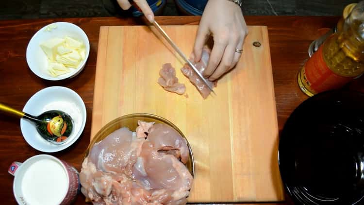 Per preparare il filetto di pollo in salsa cremosa, prepara gli ingredienti