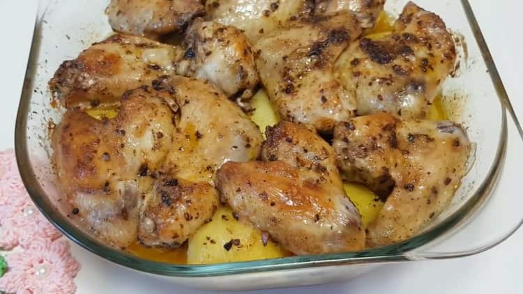 nel forno le ali di pollo con le patate sono pronte