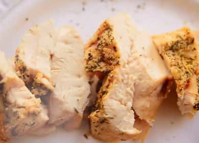 Pollo al forno in un foglio nel forno - molto succoso e gustoso