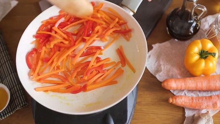 Per fare il pollo in salsa teriyaki, friggere le verdure