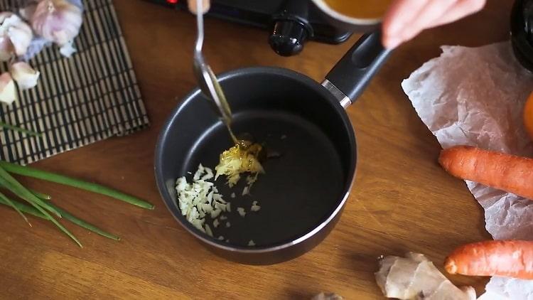 Per preparare i noodles udon, unisci gli ingredienti per la salsa