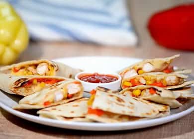 Quesadilla messicana con pollo: semplice, bella e molto gustosa