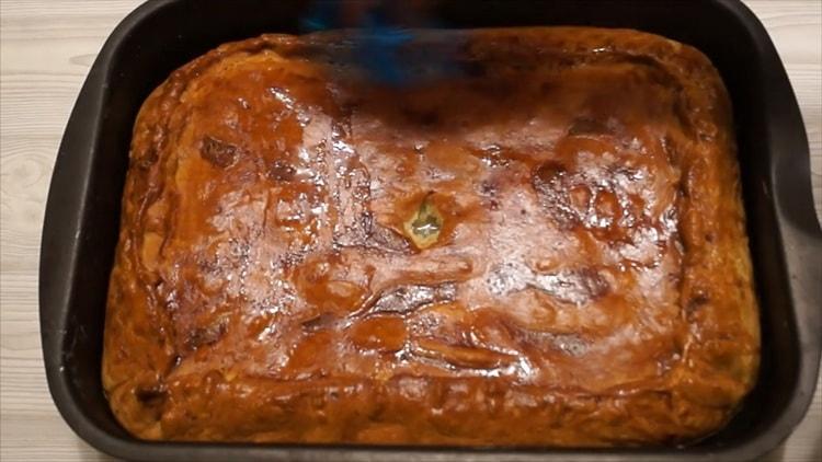 Vaso di pollo con patate e pollo in una ricetta graduale con foto