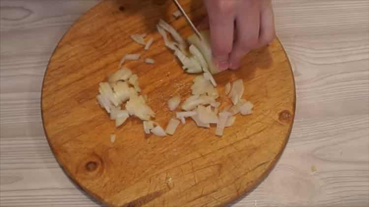 Secondo la ricetta per cucinare il pollo con le patate, preparare il ripieno