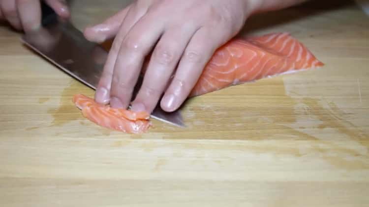 Per preparare il pane pita con pesce rosso, prepara gli ingredienti