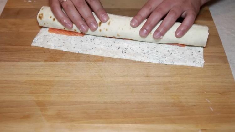 Per preparare il pane pita con pesce rosso, avvolgere il rotolo