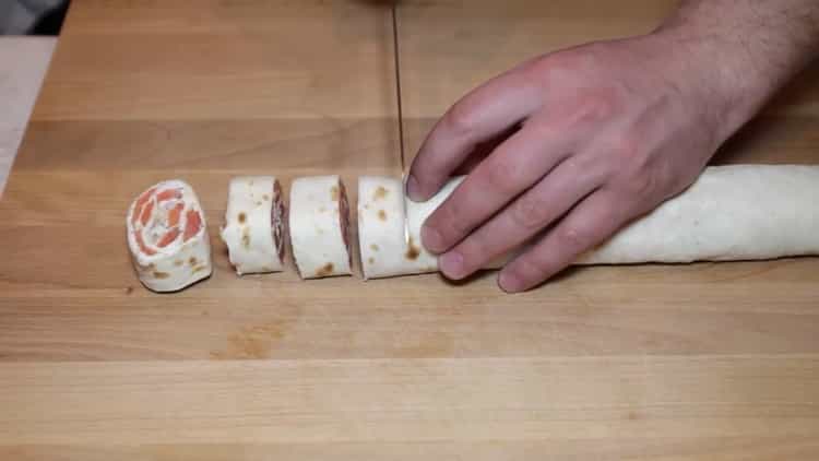 Per fare il pane pita con pesce rosso, tagliare il rotolo