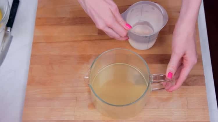 Upang makagawa ng limonada sa bahay, magdagdag ng tubig