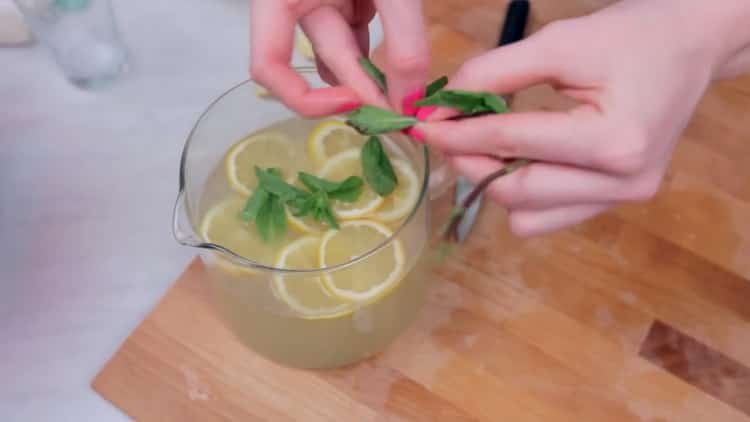 Upang makagawa ng limonada sa bahay, magdagdag ng lemon