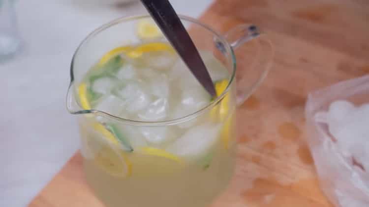 Upang makagawa ng limonada sa bahay, magdagdag ng yelo