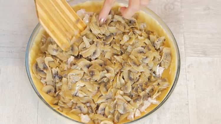 Per preparare la torta Laurent con pollo e funghi, mettere il ripieno sull'impasto