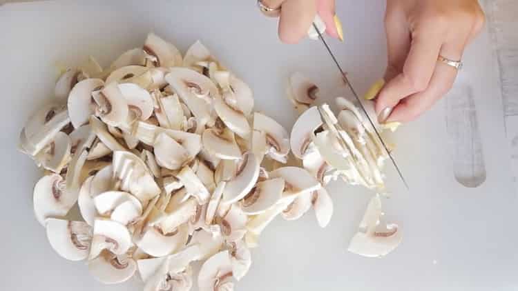 Per preparare la torta Laurent con pollo e funghi, preparare gli ingredienti per il ripieno