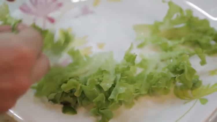 Per preparare il salmone al forno in un foglio, tagliare un'insalata