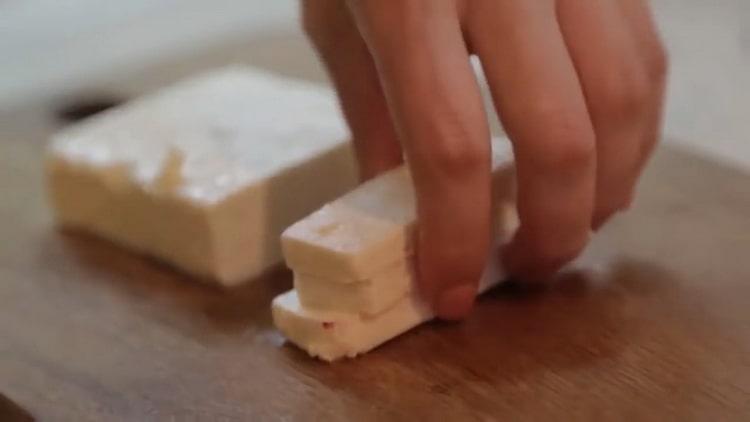 Per cuocere il salmone al forno in un foglio, tagliare la feta