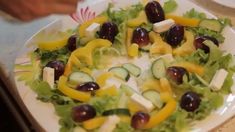 Per preparare il salmone al forno in un foglio, metti gli ingredienti su un piatto