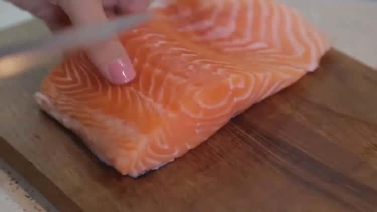 Per preparare il salmone al forno in un foglio, preparare gli ingredienti