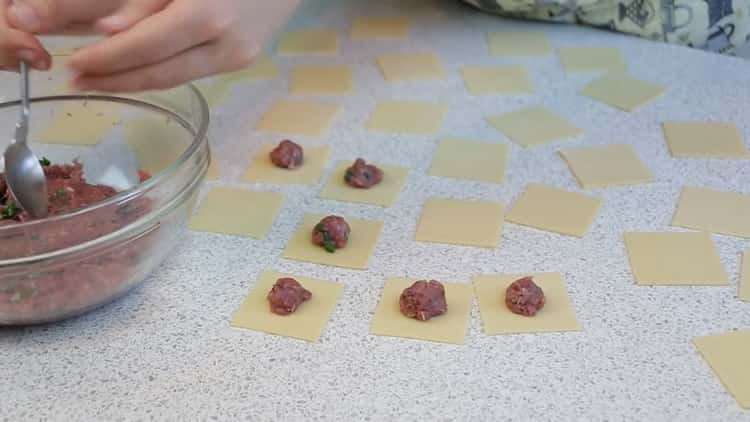 Upang makagawa ng manti sa oven, maglagay ng tinadtad na karne sa masa