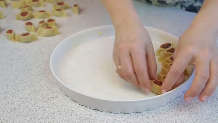 Upang ihanda ang manti sa oven, ilagay ang mga blangko sa amag