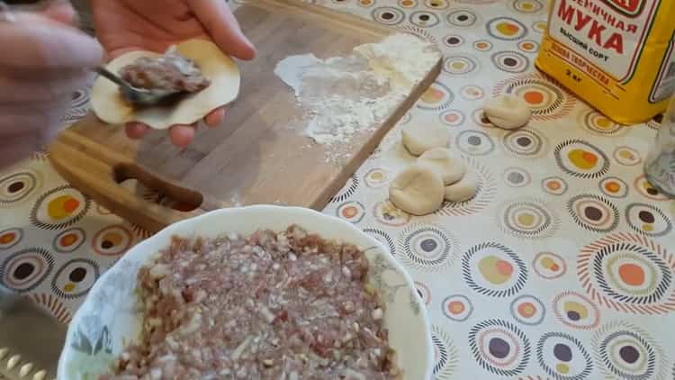 Per cuocere il mantello in una pentola a cottura lenta, metti la carne macinata sull'impasto per un paio