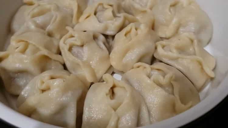 Manti in una pentola a cottura lenta per una coppia: una ricetta veloce, facile e molto gustosa