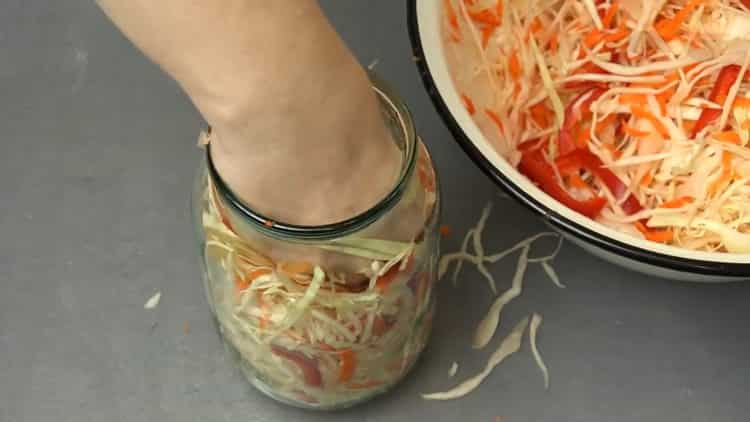 Per preparare il cavolo sottaceto, riempire l'insalata con la marinata