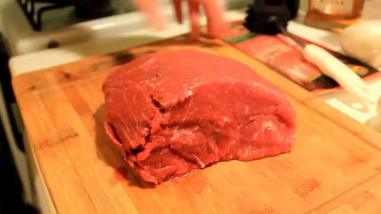 Per preparare medaglioni di manzo, prepara la carne