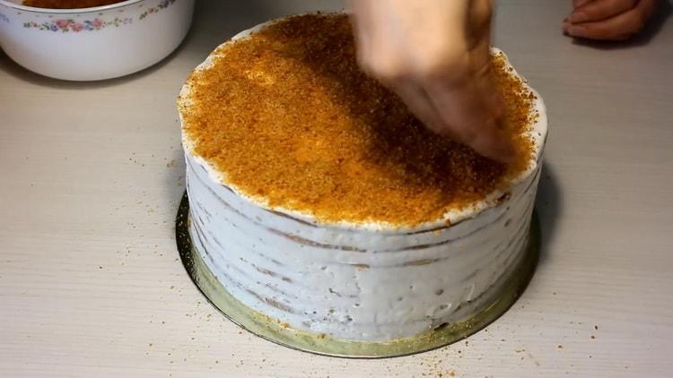 Per fare una torta al miele con panna acida, cospargere la crosta con le briciole