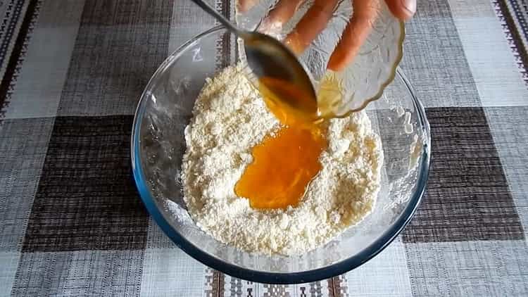 Per mescolare i biscotti al miele, mescola gli ingredienti.