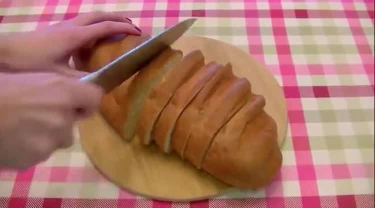 Per preparare la mini pizza su una pagnotta, prepara gli ingredienti