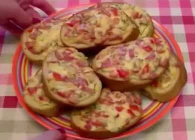 Una mini pizza su una pagnotta con un ripieno succoso - uno spuntino delizioso in 10 minuti