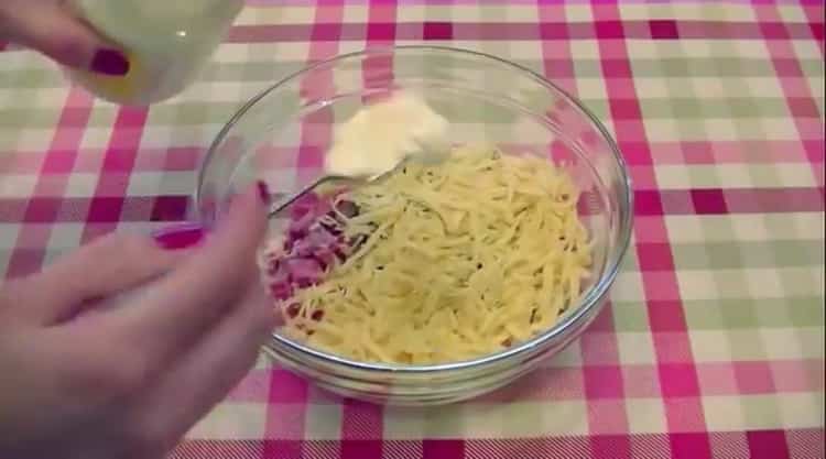 Per fare una mini pizza su una pagnotta, aggiungi la maionese